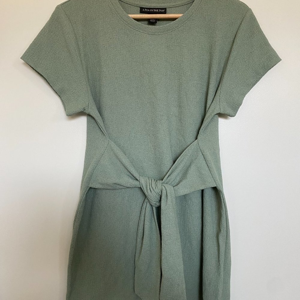 A Pea In The Pod Tie Front or Back Maternity Top